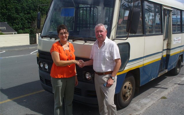 Me Lea Harmse oorhandig die skoolbus aan mnr Eben van der Merwe, skoolhoof van Laerskool Gansbaai